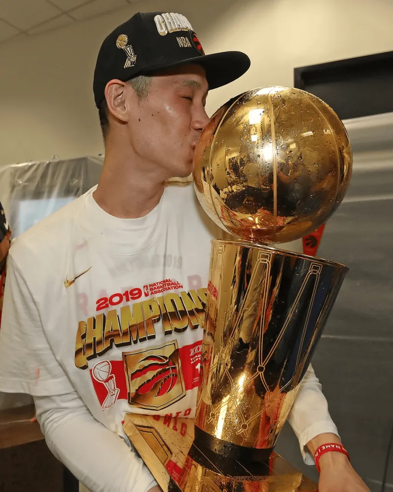 猛龙官方晒组图祝福林书豪:祝你退役快乐,冠军