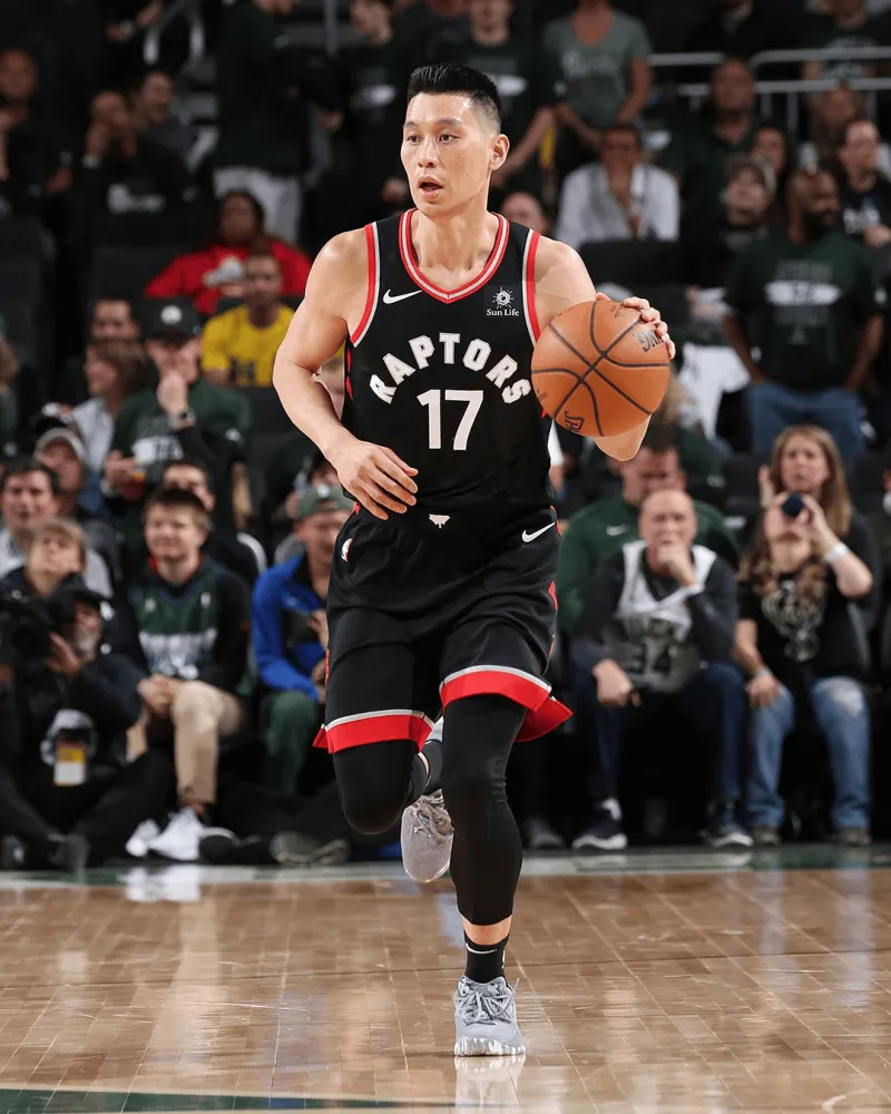 猛龙官方晒组图祝福林书豪:祝你退役快乐,冠军