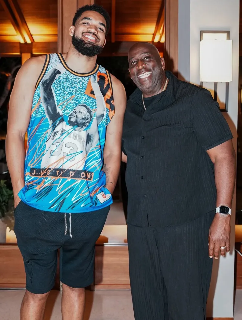 开云集团官网香港-祝老唐斯生日快乐!尼克斯社媒晒唐斯与父亲的合影照片