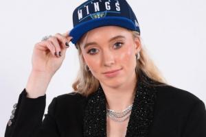 开云集团官网香港-颜值与实力并存!佩奇砍下24分8板7助 新秀季得分历史第3&助攻第2