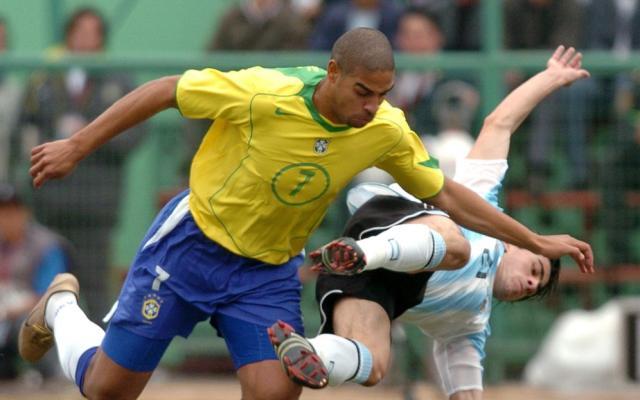 1710314492862039756.jpg 巴西队球衣一大变化 会徽由左胸前移至中间位置!