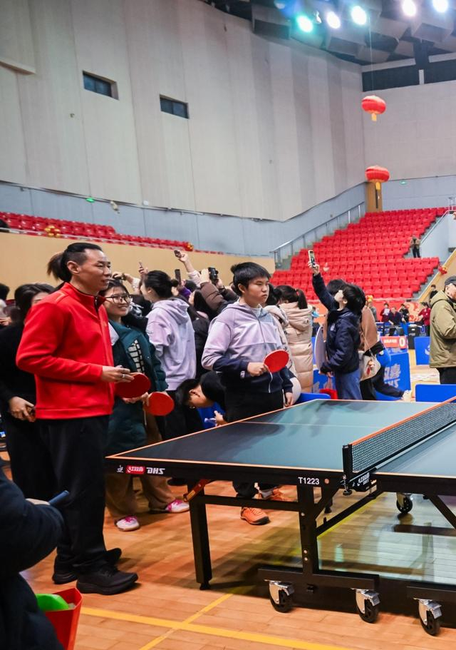 开云集团官网香港-和徐寅生刘诗雯打球是什么样的体验？特奥选手圆梦乒乓舞台|俞世根|新民晚报|男子单打|冰球|老师_新浪新闻